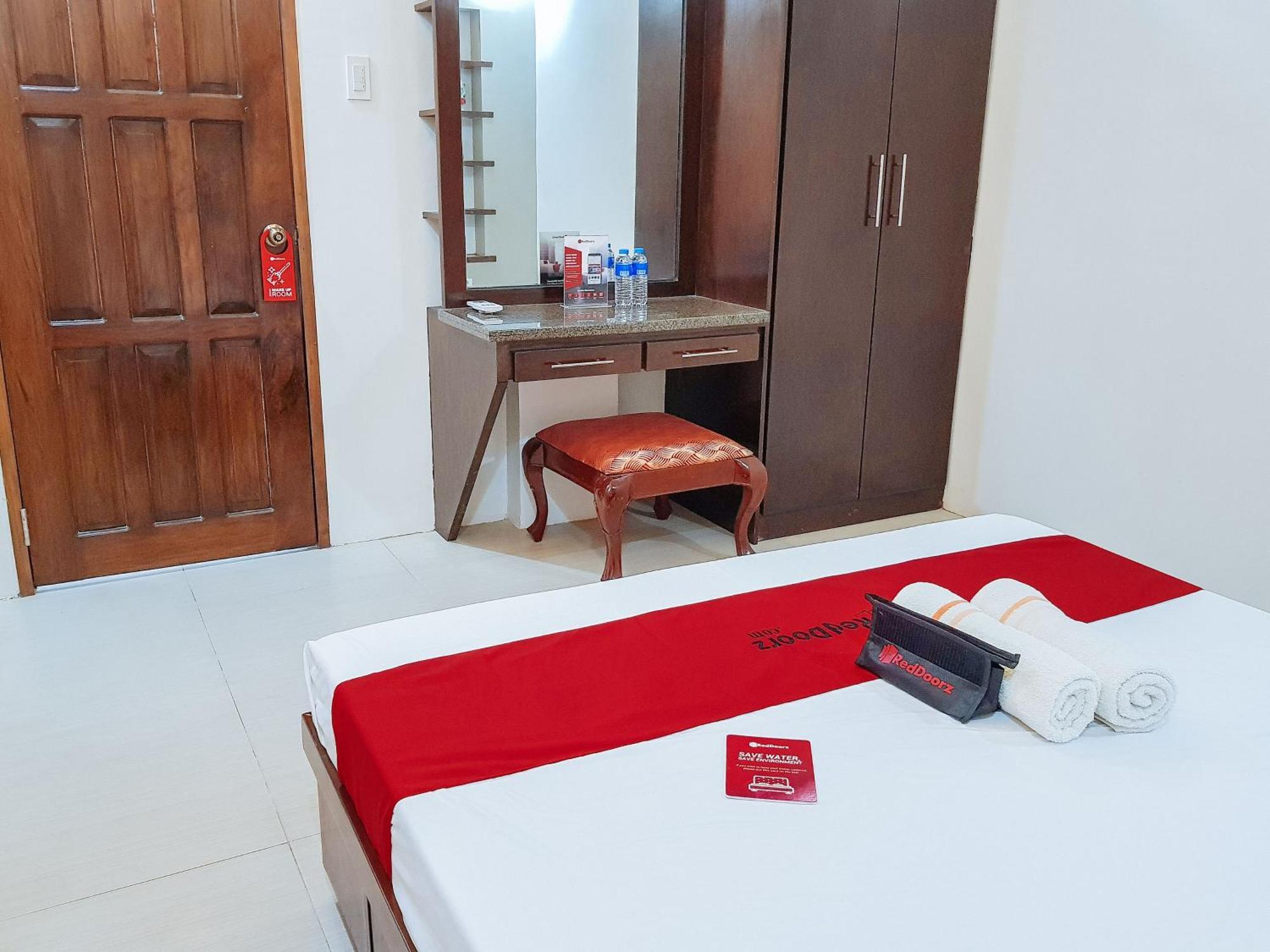 Reddoorz @ Caimito Drive Dampas Hotel Тагбиларан Сити Екстериор снимка